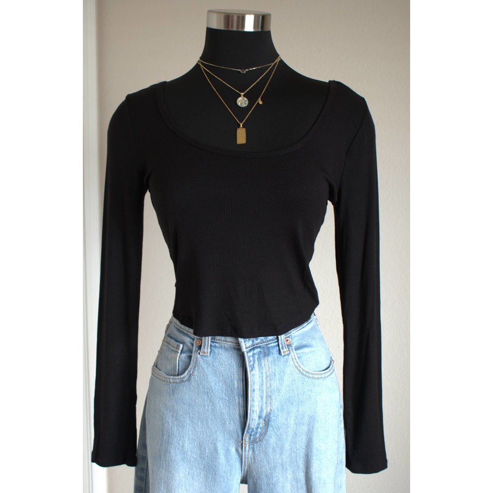 Bozzolo: Essential Black Long-Sleeve Casual Top
